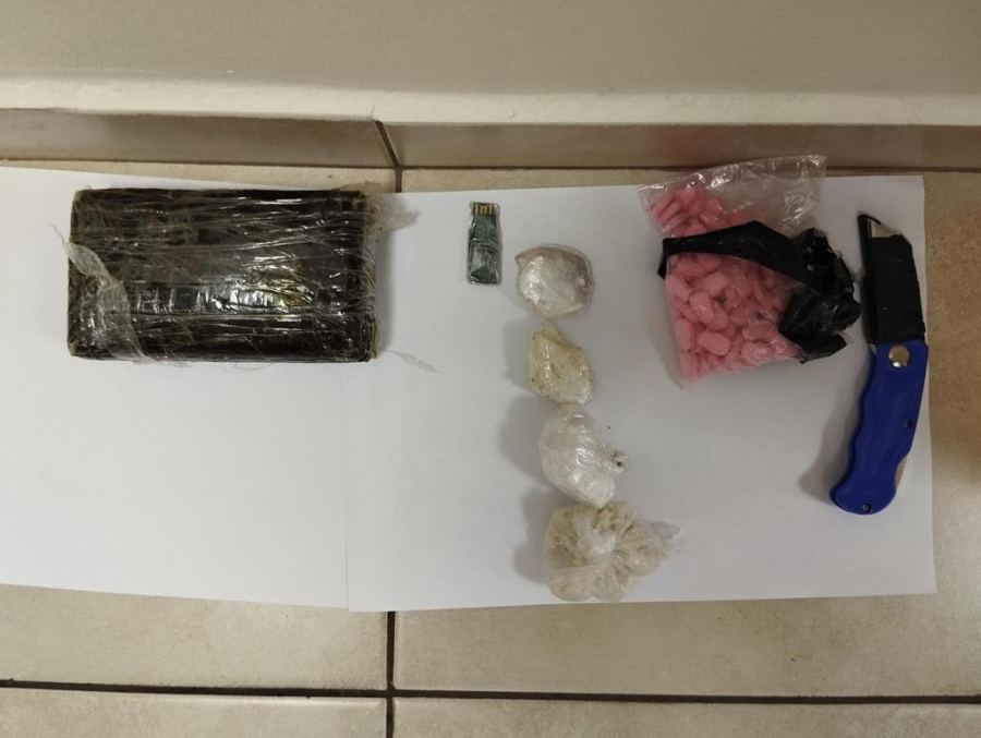 القبض على شرطي من كسرى ببيع المخدرات داخل سجن ديكيل